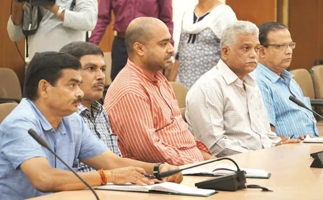 ତିନି ଘଣ୍ଟା ଝାଳନାଳ, କମିଟିରେ ହାଜର ହେଲେ, ନିଜକୁ ନିର୍ବୋଧ କହିଲେ