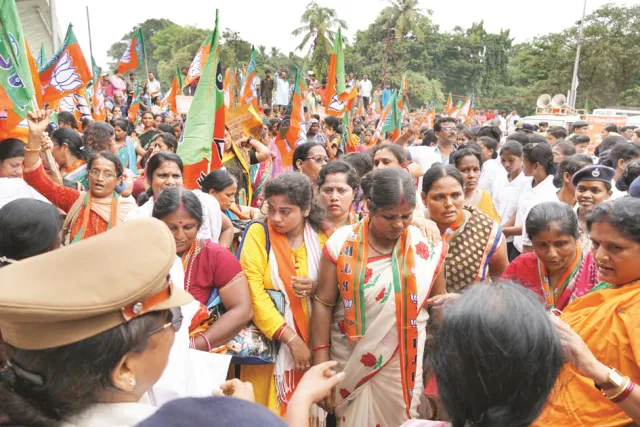 ମହାରଥୀଙ୍କ ଇସ୍ତଫା ଦାବିରେ ବିଜେପିର ନବୀନ ନିବାସ ଘେରାଉ