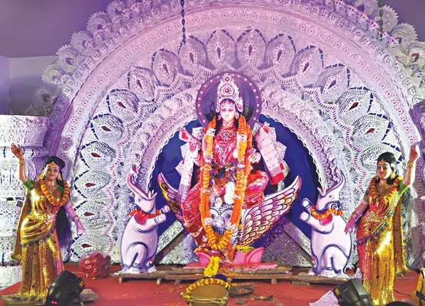 ମା’ ଗଜଲକ୍ଷ୍ମୀ ପୂଜା, ମଣ୍ଡପରେ ଭକ୍ତଙ୍କ ଭିଡ଼