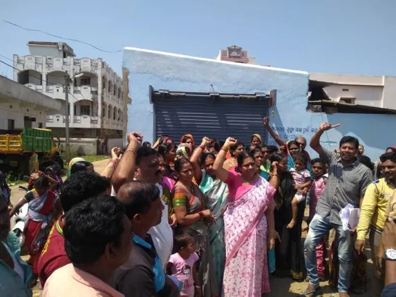 ମଦ ଦୋକାନକୁ ବିରୋଧ କରି ଆନ୍ଦୋଳନ : ରାଞ୍ଚି-ବିଜୟଵାଡା ରାଜପଥ ୩ ଘଣ୍ଟା ବନ୍ଦ