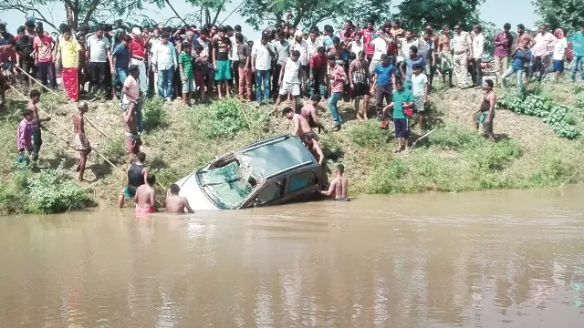 ଭରା କେନାଲକୁ ଖସିପଡ଼ିଲା କାର୍‌ : ଜୀବନକୁ ବାଜି ଲଗାଇ ପୁଅକୁ ବଞ୍ଚାଇ‌େଲ ମା’