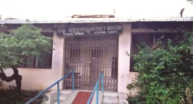 ଐତିହ୍ୟ ହରାଇବାକୁ ବସିଲାଣି କୋରାପୁଟ ଜିଲ୍ଲା ଜୟପୁର ଉପଖଣ୍ତର ଗୋପବନ୍ଧୁ ନଗରସ୍ଥିତ ଟାଉନ ହଲ ପରିସରରେ ଥିବା ଜିଲ୍ଲା ସ˚ଗ୍ରହାଳୟ