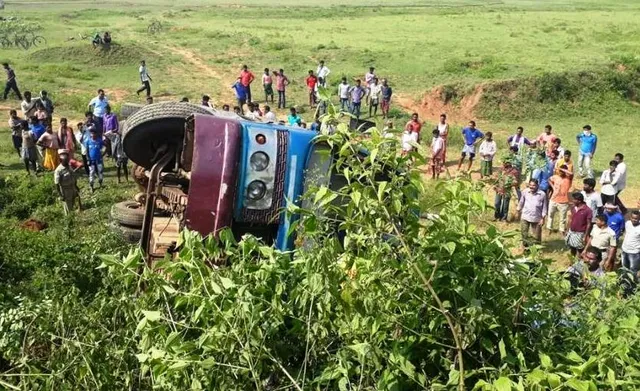 ନବରଙ୍ଗପୁର:  ଭାରସାମ୍ୟ ହରାଇ ଓଲଟିଲା ବସ, ୧୫ ଆହତ