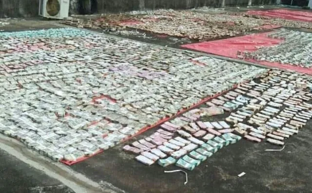 ଆସିକାରେ ବ୍ୟାଙ୍କ ସେବା ପ୍ରଭାବିତ : ଛାତ ଉପରେ ଶୁଖୁଛି ଟଙ୍କା