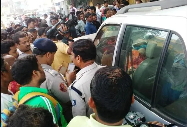 ଭୁବନେଶ୍ୱର: କାର ଭିତରେ ମହିଳାଙ୍କ ମୃତଦେହ, ହତ୍ୟା ସନ୍ଦେହ