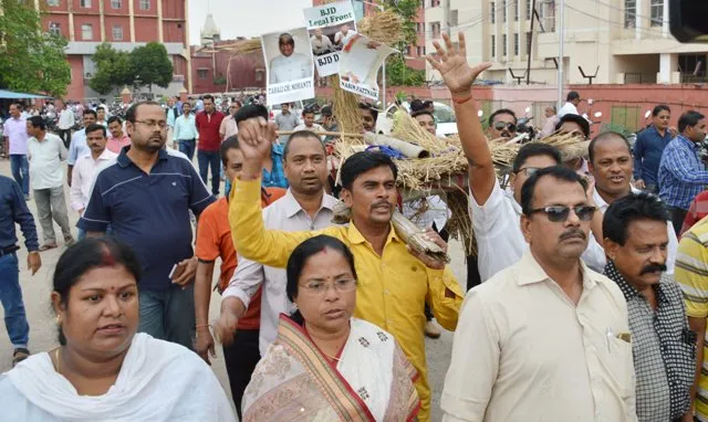 ଆନ୍ଦୋଳନରୁ ବିଜେଡି ଲିଗାଲ୍ ସେଲ୍ ଓହରିଯିବା ପରେ କଟକରେ ତୁମୁଳକାଣ୍ଡ : ଉପ-ସଭାପତି, ଚେୟାରମ୍ୟାନଙ୍କ ସମେତ ବିଜେଡି ଲିଗାଲ୍ ସେଲ ଉପଦେଷ୍ଟାଙ୍କ ଫଟୋକୁ ଜୋତା ଫିଙ୍ଗିଲେ ଆଇନଜୀବୀ