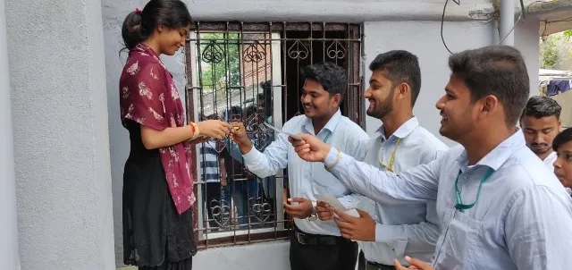 ଛୁଟି ଦିନରେ ଘରକୁ ଘର ବୁଲିଲେ ପ୍ରାର୍ଥୀ