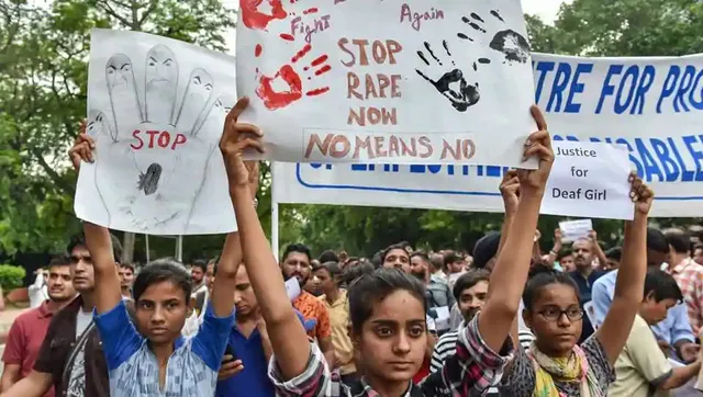 ଗଙ୍ଗାରେ ବୁଡ଼ ପକାଉଥିବା ମହିଳାଙ୍କ ସହ ଗଣଦୁଷ୍କର୍ମ; ସାମାଜିକ ଗଣମାଧ୍ୟମରେ ଭିଡିଓ ପ୍ରସାରଣ