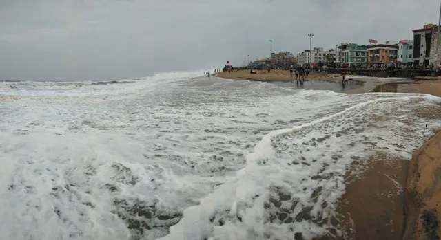 ‘ତିତ୍‌ଲି’ ପ୍ରଭାବରେ ପୁରୀ ବେଳାଭୂମିରେ ସମୁଦ୍ରର ଉଗ୍ରରୂପ