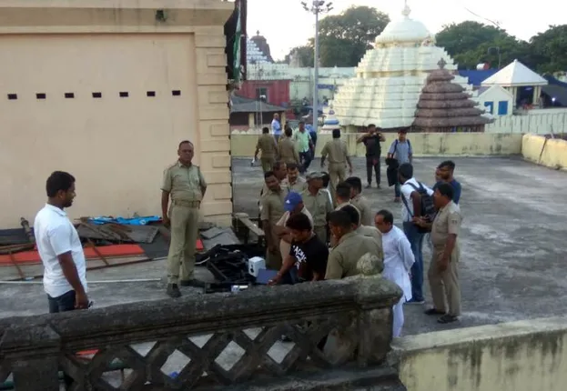 ଶୀମନ୍ଦିର ଉପରେ ଡ୍ରୋନ, ଯୁବତୀଙ୍କ ସମେତ ୯ ବଙ୍ଗୀୟ ପର୍ଯ୍ୟଟକ ଶ୍ରୀମନ୍ଦିର ଥାନାରେ ଅଟକ