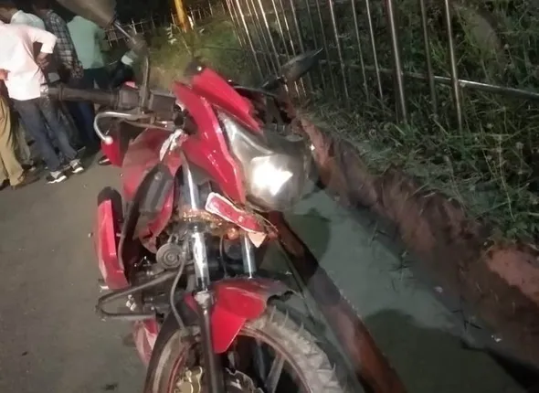 ସମ୍ବଲପୁର: ଡିଭାଇଡର ସହ ଶକ୍ତ ଧକ୍କା ହେବାରୁ ୨ ଯୁବକଙ୍କ ମୃତ୍ୟୁ