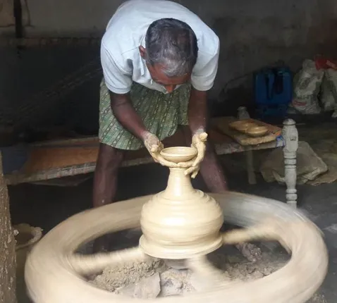 ଦୀପାବଳି ପାଇଁ କୁମ୍ଭକାରଙ୍କ ପ୍ରସ୍ତୁତି। (ଫଟୋ: ନରେଶ, ସମ୍ବଲପୁର)