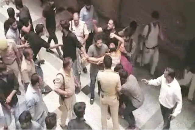 ଗାନ୍ଧୀ ଜୟନ୍ତୀ ଅବସରରେ ହ୍ଵାଟ୍‌ସଆପ୍‌ ଗ୍ରୁପ୍‌ରେ ପୋଷ୍ଟ୍‍ ହୋଇଥିବା ମେସେଜ୍‌କୁ ନେଇ ନୋଏଡ଼ା ବିଶ୍ୱବିଦ୍ୟାଳୟରେ ଦଙ୍ଗା