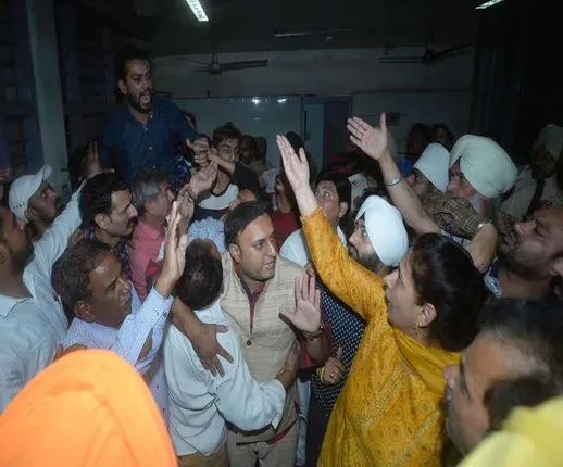 ଅମୃତସର ମର୍ମନ୍ତୁଦ ରେଳ ଦୁର୍ଘଟଣା ପୂର୍ବ ଭିଡ଼ିଓ : କଂଗ୍ରେସ ନେତା କହୁଥିଲେ ଏହି କଥା! ଭିଡ଼ିଓ ଭାଇରାଲ ହେବାପରେ ଆୟୋଜକ ଫେରାର୍‌ !