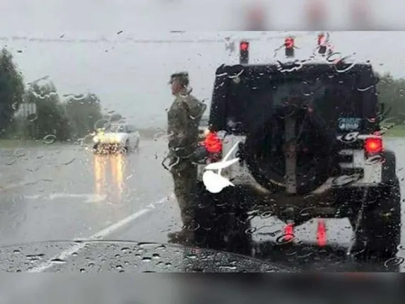 ଭାରି ବର୍ଷାରେ ରାସ୍ତାରେ ଗାଡ଼ି ନେଇ ଯାଉଥିବା ଯବାନ ହଠାତ୍‌ ଗାଡ଼ି ଠିଆ କରି ବାହାରକୁ ଆସିବା ସହ ସାବଧାନ୍‌ ମୁଦ୍ରାରେ ଠିଆ ହୋଇଗଲେ, ଫଟୋ ଉଠାଇ ପୋଷ୍ଟ କରିବା ସହ କାରଣ ଜଣାଇଲେ ମହିଳା