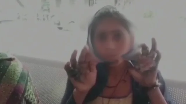 ସତୀତ୍ୱ ପ୍ରମାଣ କରିବାକୁ ଆଞ୍ଜୁଳାରେ ଜ୍ୱଳନ୍ତ କୋଇଲା ଧରି ଅଗ୍ନି ପରୀକ୍ଷା ଦେଲେ ମହିଳା