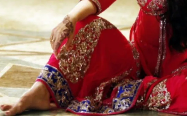 କୋଠିକୁ ମୁଜ୍‌ରା ଦେଖିବାକୁ ଯାଇଥିବା ଦୁଇ ଭାଇଙ୍କୁ ମାଡ଼ ମାରି ଟଙ୍କା ଲୁଟି ନେଲେ ଯୁବତୀ