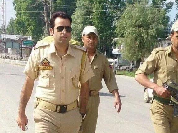 ଆତଙ୍କବାଦୀ ଆକ୍ରମଣର ଧମକ ପାଇବା ପରେ ରୂପ ବଦଳାଇ ନିଜ ମା’ଙ୍କୁ ଦେଖା କରିବାକୁ ଯାଉଥିଲେ ସିଆଇଡି ସବ୍‌ଇନ୍ସପେକ୍ଟର, କିନ୍ତୁ...