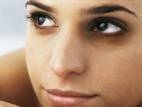 କ୍ଷୀରକୁ ଏହି ସବୁ ଜିନିଷ ସହ ମିଶାଇ କରନ୍ତୁ ବ୍ୟବହାର, ଦୂର ହେବ ଆଖି ତଳେ ଦେଖାଯାଉଥିବା  କଳା ଦାଗ