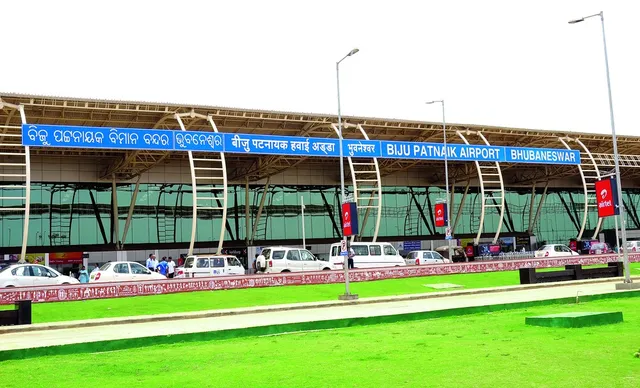 ବିମାନବନ୍ଦରରୁ ମହିଳାଙ୍କ ଭ୍ୟାନିଟି ବ୍ୟାଗ୍‌ ଚୋରି ଘଟଣା, ୪ ଅଣ ଓଡ଼ିଆ ଲୁଟିଛନ୍ତି