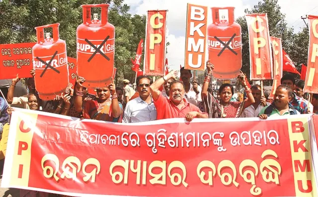 ରନ୍ଧନ ଗ୍ୟାସ୍‌ ଦରବୃଦ୍ଧି ପ୍ରତିବାଦରେ ସିପିଆଇର ବିକ୍ଷୋଭ