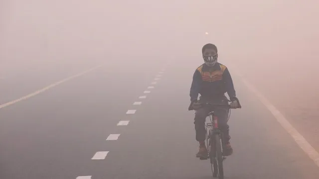 ଦିଲ୍ଲୀବାସୀ ଗୃହବନ୍ଦୀ! ବାୟୁ ପ୍ରଦୂଷଣର ମାତ୍ରା ପହଞ୍ଚିଲା ବିପଦଜନକ ସ୍ତରରେ; ନିଃଶ୍ୱାସ ନେବା ବି କ୍ଷତିକାରକ