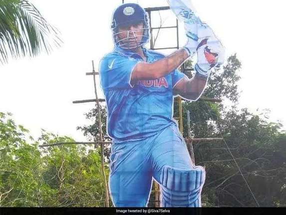 ଧୋନି ପ୍ରଶଂସକ ଲଗାଇଲେ ୩୫ ଫୁଟର ପୋଷ୍ଟର