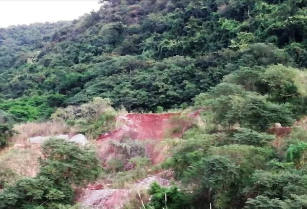 ଅସୁରକ୍ଷିତ ଇମ୍ଫା ଖଣି : ଖଣି ସଂଲଗ୍ନ ପାହାଡ଼ ଧସିଛି