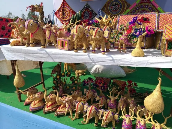 ‘ଜାଗା ମିସନ୍’ କାର୍ଯ୍ୟକ୍ରମର ଶୁଭାରମ୍ଭ ସମୟରେ ସ୍ବୟଂ ସହାୟକ ଗୋଷ୍ଠୀର ମହିଳାଙ୍କ ଦ୍ବାରା ପ୍ରସ୍ତୁତ ସୁନ୍ଦର କଳାକୃତି