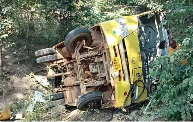 ଓଲଟିଲା ସ୍କୁଲ୍‌ ବସ୍ : ୩ ମୃତ, ୨୩ ଆହତ