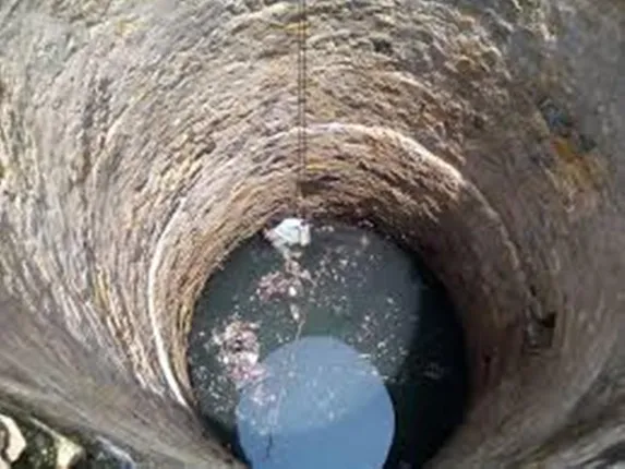 ଅଙ୍ଗନବାଡି କେନ୍ଦ୍ରରୁ ଘରକୁ ଫେରୁଥିବା ସମୟରେ କୂଅରେ ପଡ଼ି ଦୁଇ ଶିଶୁକନ୍ୟା ମୃତ