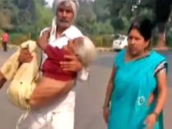 ଷ୍ଟ୍ରେଚର ନ ମିଳିବାରୁ ନିଜ ମା’କୁ କୋଳରେ ଧରି ଗୋଟିଏ ଓ୍ଵାର୍ଡ଼ରୁ ଅନ୍ୟ ଓ୍ଵାର୍ଡ଼କୁ ଯାଇ ଚିକିତ୍ସା ପାଇଁ ଅନୁରୋଧ କଲା ପୁଅ