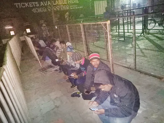 ହକି ଟିକେଟ୍‌ ପାଇଁ ରାତି ୯ରୁ ଧାଡ଼ିରେ