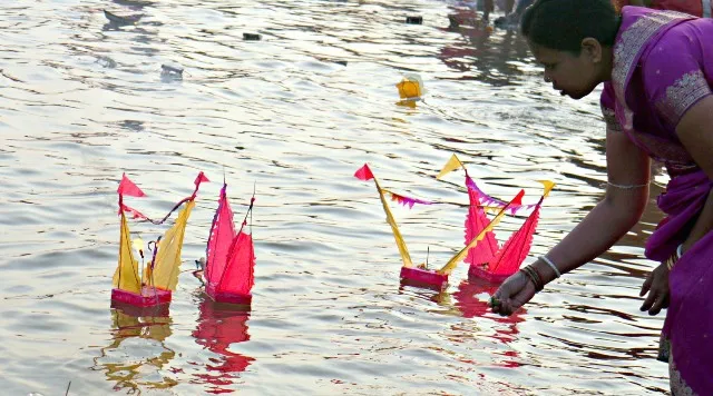 ଆଜି କାର୍ତ୍ତିକ ପୂର୍ଣ୍ଣିମା : ବିଭିନ୍ନ ପୁଷ୍କରିଣୀ ଓ ନଦୀରେ ଡଙ୍ଗା ଭସାଇଲେ ହଜାର ହଜାର ସଂଖ୍ୟାରେ ଶ୍ରଦ୍ଧାଳୁ