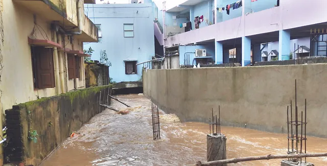 ବର୍ଷା ସରିଲା, ଡ୍ରେନ୍‌ରୁ ହଟିଲାନି ଜରବଦଖଲ