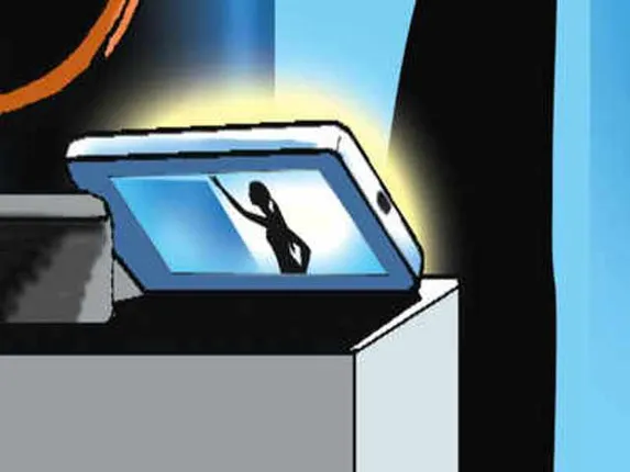 ପତ୍ନୀଙ୍କ ଆପତ୍ତିଜନକ ଫଟୋ ଅପ୍‌ଲୋଡ୍‌ କରି ବୁକ୍‌ ହେଲେ ନୌସେନା କମାଣ୍ଡର୍‌