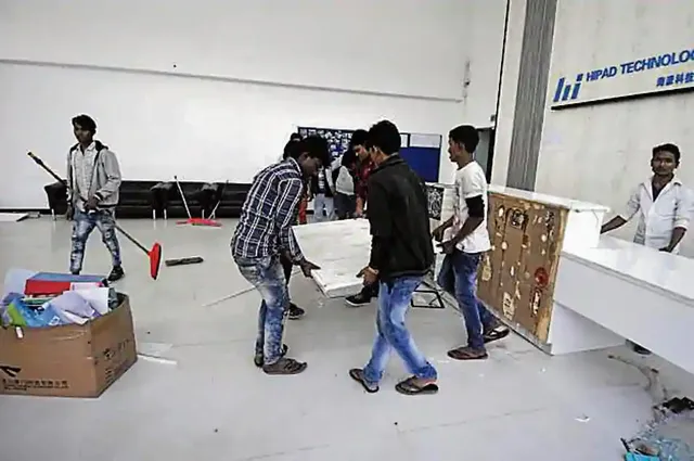 ଛୁଟିରେ ରହିବାକୁ କୁହାଯିବାରୁ ନଇଡ଼ା ମୋବାଇଲ୍‌ ଫୋନ୍‌ କାରଖାନାକୁ ଟେକା ଫିଙ୍ଗିଲେ ୨୦୦ ଶ୍ରମିକ