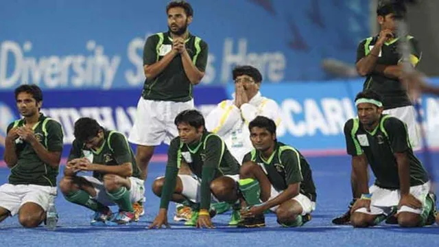 ପାକିସ୍ତାନକୁ ଯୁଗଳ ଝଟ୍‌କା, ଅଧିନାୟକ ବାଦ୍, ଅମ୍ମାଦ ନିଲମ୍ବିତ