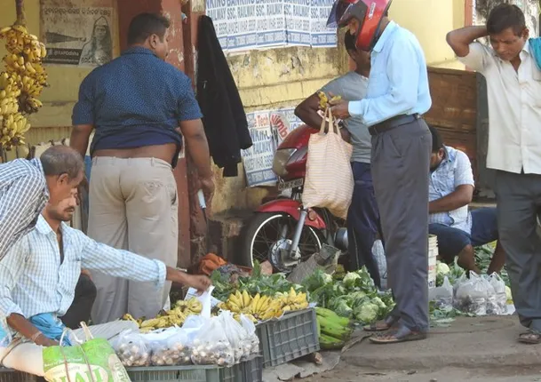 କଟକଣା ସତ୍ତ୍ୱେ ରାଜଧାନୀରେ ତଥାପି ଚାଲିଛି ଖୁଲମଖୁଲା ପଲିଥିନ ବେପାର