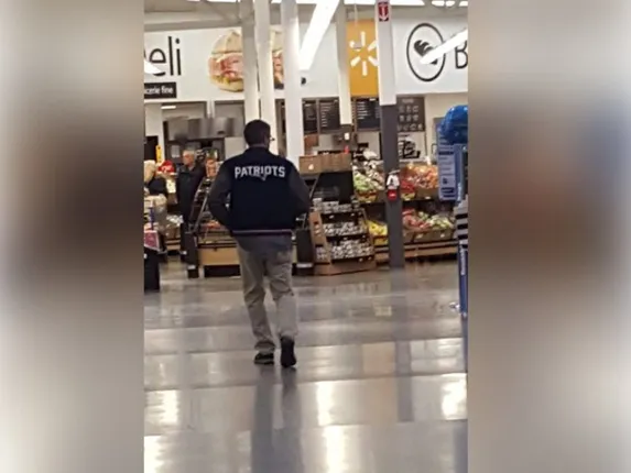 ସୁପର ମାର୍କେଟରୁ ସବୁ ଲୋକ ଜିନିଷ କରି ବିଲ୍‌ କାଉଣ୍ଟରରେ ପହଞ୍ଚିବା ପରେ ଟଙ୍କା ନେଲା ନାହିଁ ଦୋକାନୀ, କହିଲେ; ସମସ୍ତଙ୍କ ବିଲ୍‌ ଦିଆଯାଇ ସାରିଛି!