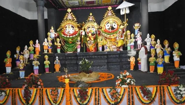 ୧୧୩ ବର୍ଷ ପରେ: ଶ୍ରୀମନ୍ଦିର ନୁହେଁ, ଭୁବନେଶ୍ବର ନାଲ୍‌କୋ ନଗରରେ ନୀଳାଦ୍ରି ଆଧ୍ୟାତ୍ମିକ ଟ୍ରଷ୍ଟ ପକ୍ଷରୁ ମହାପ୍ରଭୁଙ୍କ ରଘୁନାଥ ବେଶ । (ଫଟୋ-ବିଭୂତି)