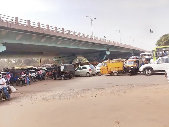 ଟ୍ରାଫିକ ସ୍ଥିତି ଅସମ୍ଭାଳ, ରାଜମହଲ ଛକରେ ଘଣ୍ଟାଏ ଜାମ୍