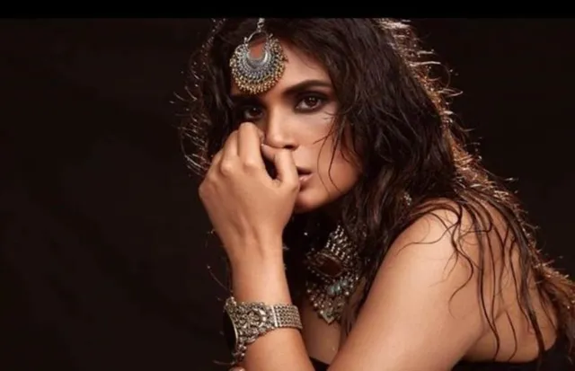 ଏକ ଗୀତର ସୁଟିଂ ଚାଲୁଥିବା ବେଳେ ଅଭିନେତ୍ରୀ ରିଚା ଚଢ଼ାଙ୍କୁ ନାଭି ଦେଖାଇବା ପାଇଁ କୁହାଯିବା ପରେ ଏଭଳି ଜବାବ ଦେଇ ମୁହଁ ବନ୍ଦ କଲେ ରିଚା