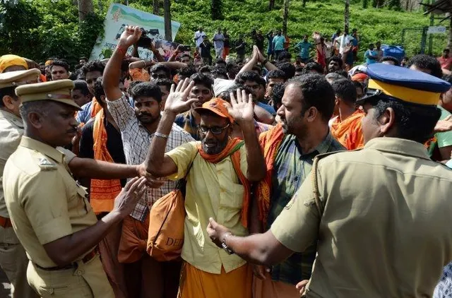 ସବରିମାଳାରେ ଥମୁନି ହିଂସା:ମହିଳା ଭକ୍ତଙ୍କୁ ଅଟକାଇଲେ, ସାମ୍ବାଦିକଙ୍କୁ ଆକ୍ରମଣ କଲେ