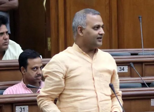 ଲାଇଭ ସୋ’ରେ ମହିଳା ସାମ୍ବାଦିକଙ୍କୁ ଅଭଦ୍ର ଭାଷାର ପ୍ରୟୋଗ କରିଲେ ଆମ୍‌ ଆଦମୀ ପାର୍ଟିର ବିଧାୟକ