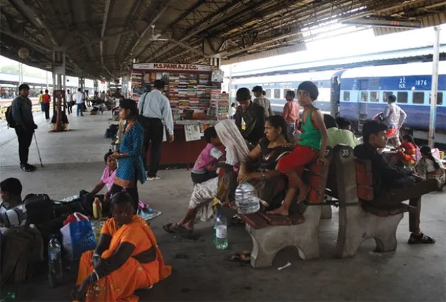 ଏଣିକି ରେଳଯାତ୍ରୀ ଷ୍ଟେସନରେ ଅସୁସ୍ଥ ଅନୁଭବ କଲେ ତତ୍‌କ୍ଷଣାତ ଚିକିତ୍ସା ସୁବିଧା ଯୋଗାଇ ଦେବ ରେଳ ମନ୍ତ୍ରଣାଳୟ!