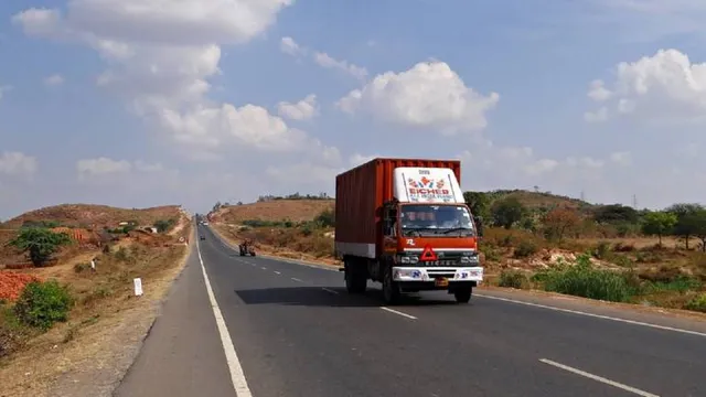 ଜଣେ ଡ୍ରାଇଭରରେ ଚାଲିବ ନ୍ୟାସନାଲ ପରମିଟ୍ ଥିବା ଗାଡ଼ି