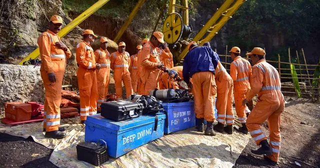 ମେଘାଳୟ ଖଣିରେ ଆରମ୍ଭ ହେଲା ଉଦ୍ଧାର କାର୍ଯ୍ୟ : କେହି ବଞ୍ଚିବା ଆଶା ଦିଶୁନାହିଁ ବୋଲି କହିଲେ ଦୁର୍ଘଟଣାରୁ ସୌଭାଗ୍ୟବଶତଃ  ବର୍ତ୍ତି ଆସିଥିବା ସାହିବ ଅଲ୍ଲୀ 