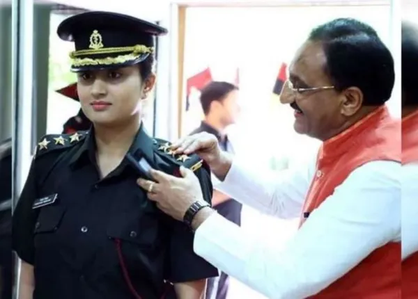 ବିଦେଶରେ ଲକ୍ଷାଧିକ ଟଙ୍କାର ଚାକିରି ଛାଡ଼ି ଦେଶସେବା ପାଇଁ ସେନାରେ ଯୋଗ ଦେଲେ ବିଜେପି ନେତାଙ୍କ ଝିଅ