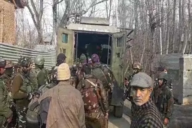 ଜମ୍ମୁ-କଶ୍ମୀରର ସୋପିଆଁରେ ଆତଙ୍କବାଦୀ ଆକ୍ରମଣରେ ୩ ପୁଲିସ୍‌ ସହିଦ, ପୁଲିସ୍‌ ରାଇଫଲ୍‌ ନେଇ ଆତଙ୍କବାଦୀ ଫେରାର୍‌